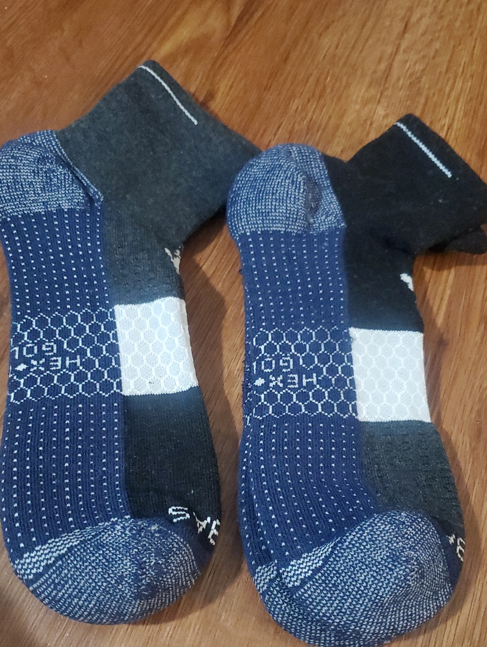 Bombas Queen Bee HEX TEC GOLF Men's Low-Cut Athletic Socks in Navy Black & Gray